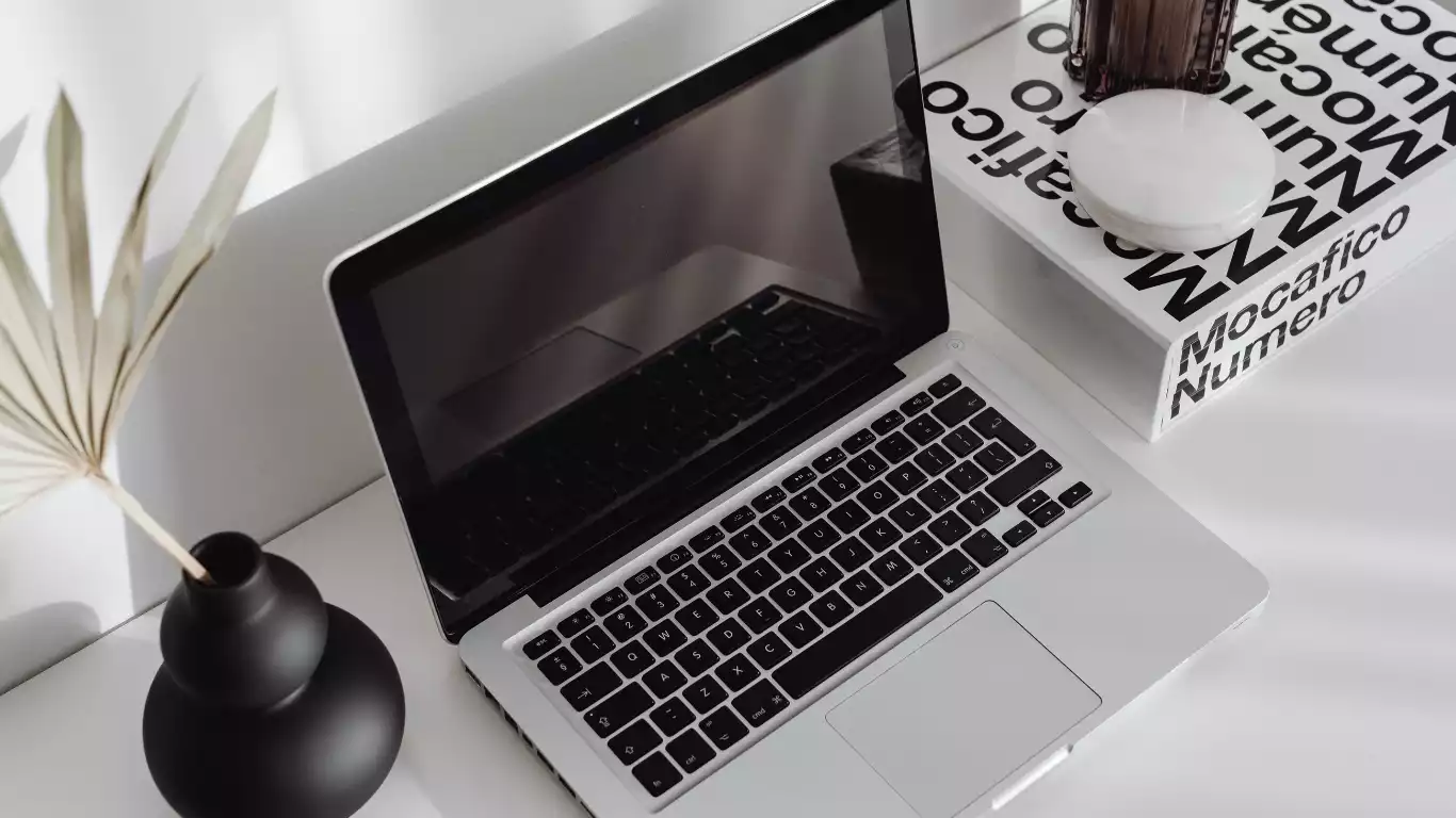 Ordinateur portable sur un bureau — analyse et audit de site internet